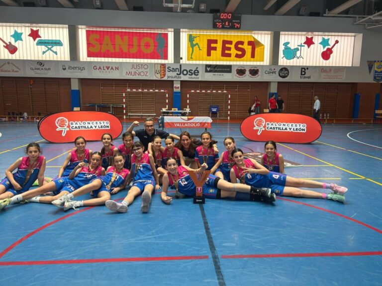 Equipo femenino de baloncesto celebrando su victoria en el campeonato