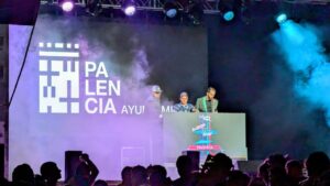 Tres DJ's animando una fiesta al aire libre en Palencia