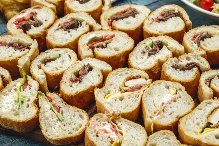 Minibocadillos variados con pollo, carne y vegetales en pan blanco