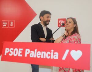 Miriam Andrés y otro miembro del PSOE en una conferencia de prensa