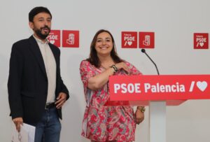 Miriam Andrés y compañero en rueda de prensa sobre reelección en Palencia