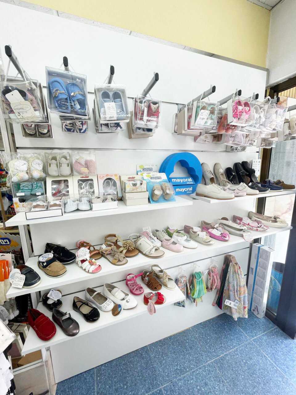 Exhibición de calzado infantil en la tienda Modas Eva en Guardo