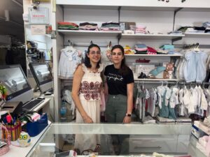 Hermanas en la tienda Modas Eva con ropa infantil en Guardo