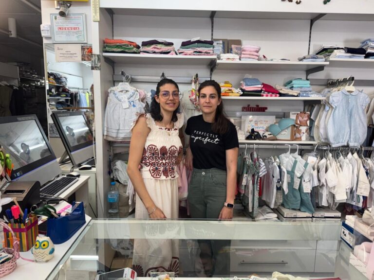 Hermanas en la tienda Modas Eva con ropa infantil en Guardo