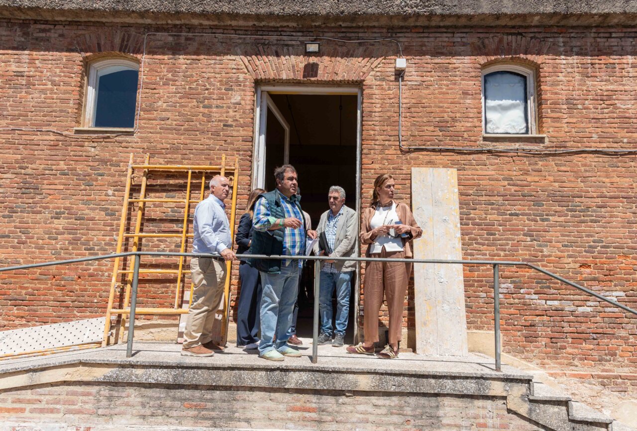 Visita a la Casa de la Cultura de Saldaña durante su modernización