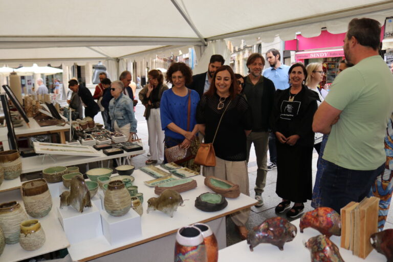 Expositores y visitantes en la Muestra de Cerámica en Palencia