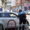 Un policía revisando un vehículo en Palencia mientras se alerta sobre estafas de multas