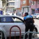 Un policía revisando un vehículo en Palencia mientras se alerta sobre estafas de multas