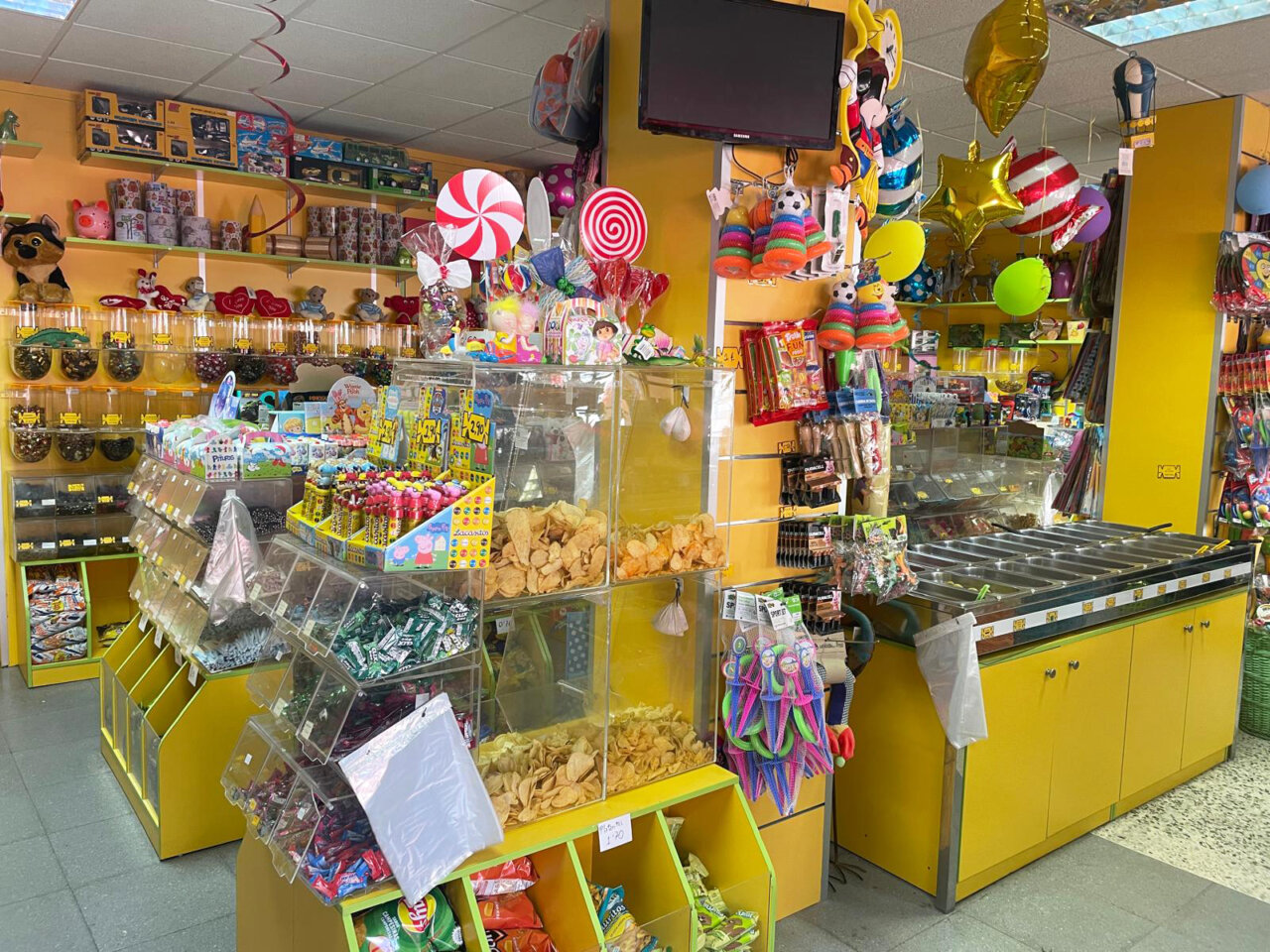Interior de Mundi Dulce, tienda de golosinas en Guardo