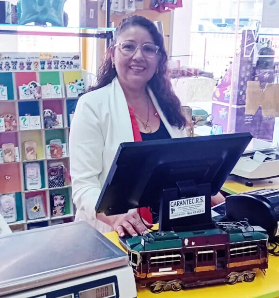 Yulima en la tienda Mundi Dulce en Guardo, rodeada de dulces y productos variados.