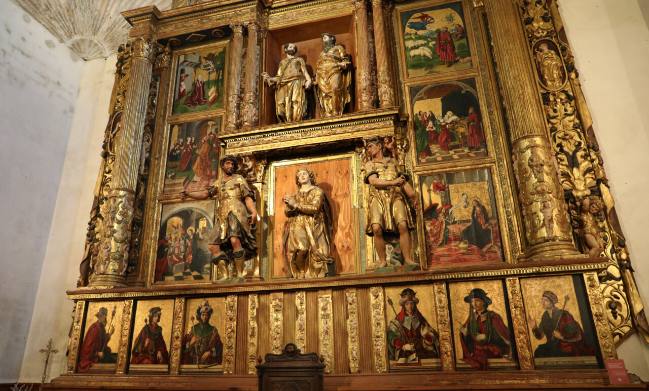 Retablo dorado con figuras religiosas en el museo Campos del Renacimiento