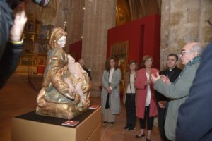 Visita guiada en el Museo Territorial Campos del Renacimiento con escultura en primer plano.