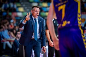 Entrenador Natxo Lezkano dando instrucciones durante un partido de baloncesto