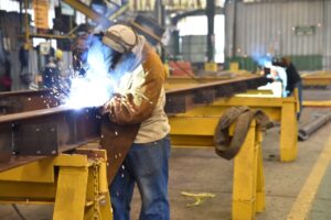 Trabajador soldando en una fábrica del sector siderometal en Palencia
