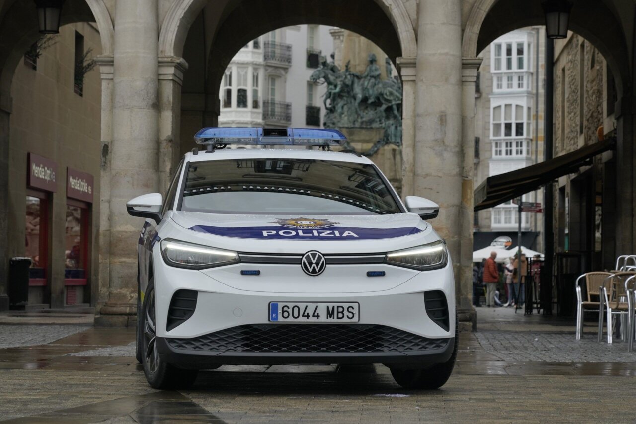Coche eléctrico de la Policía Local de Palencia en una plaza