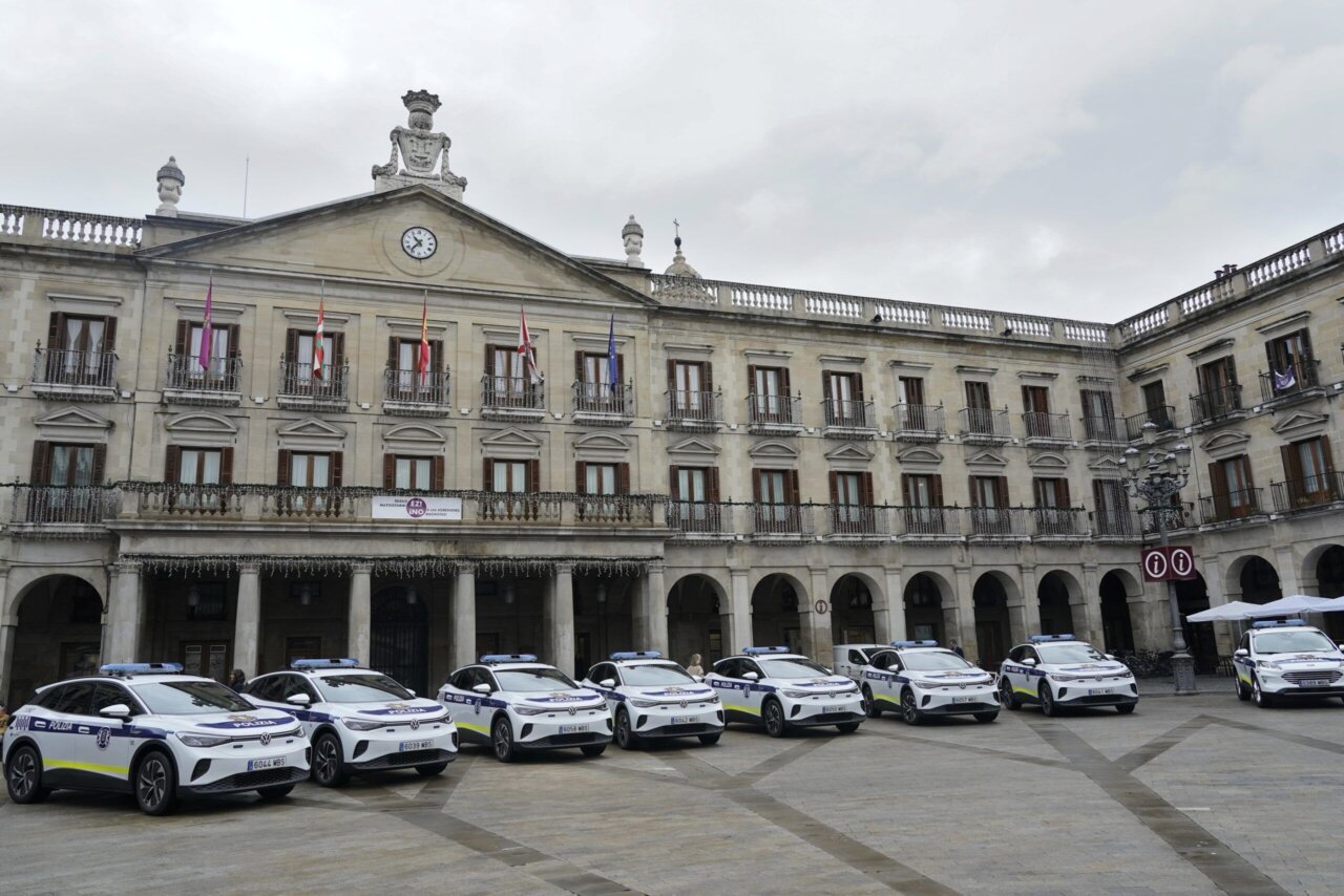 Varios coches eléctricos de la Policía Local de Palencia en una plaza