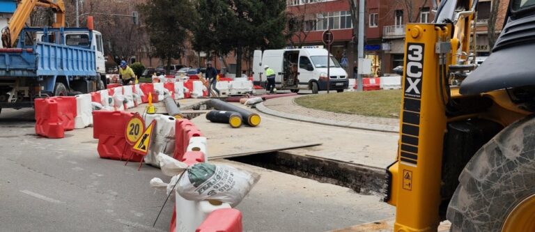 Obras en la calle Reyes Católicos con maquinaria y señalización de tráfico