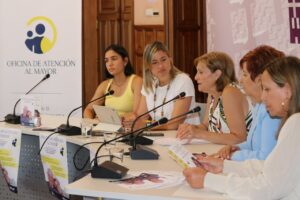 Presentación de la Oficina de Atención al Mayor en Palencia con varias personas en la mesa.