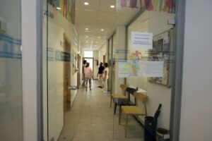 Interior de la oficina de CEAS en Aguilar de Campoo con personas conversando.