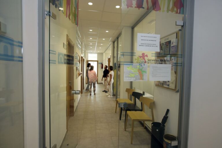 Interior de la oficina de CEAS en Aguilar de Campoo con personas conversando.