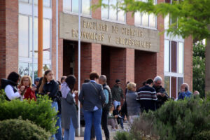 Grupo de opositores frente a la Facultad de Ciencias Económicas y Empresariales en Palencia