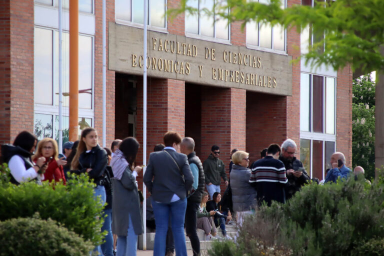 Grupo de opositores frente a la Facultad de Ciencias Económicas y Empresariales en Palencia