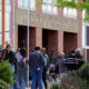 Grupo de opositores frente a la Facultad de Ciencias Económicas y Empresariales en Palencia