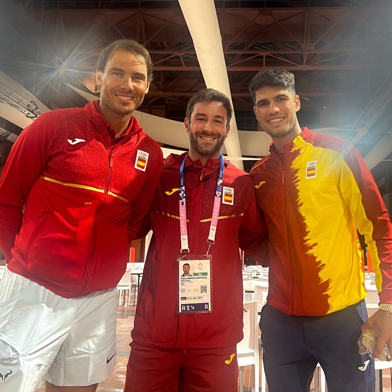 Pablo Ramos con deportistas en los Juegos Olímpicos de París 2024