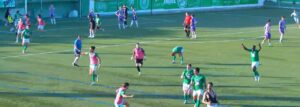 Jugadores del Palencia CF y CD Guijuelo en un partido de fútbol