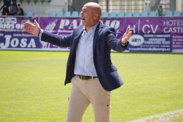Entrenador del Palencia CF gesticulando en el campo durante un partido