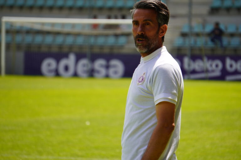 Entrenador del Palencia Cristo Atlético en el campo de fútbol