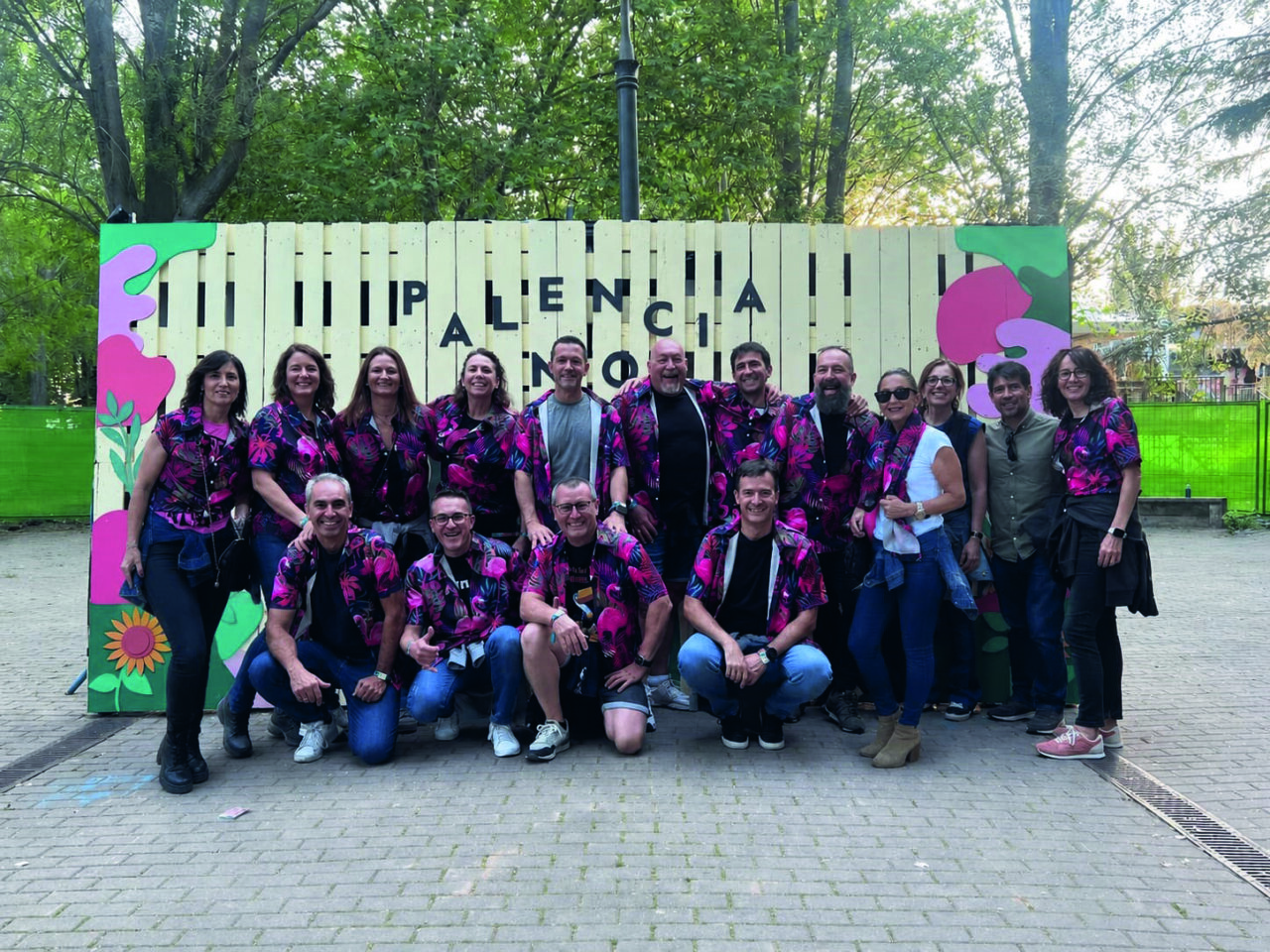 Grupo de personas en un evento en Palencia con camisetas coloridas