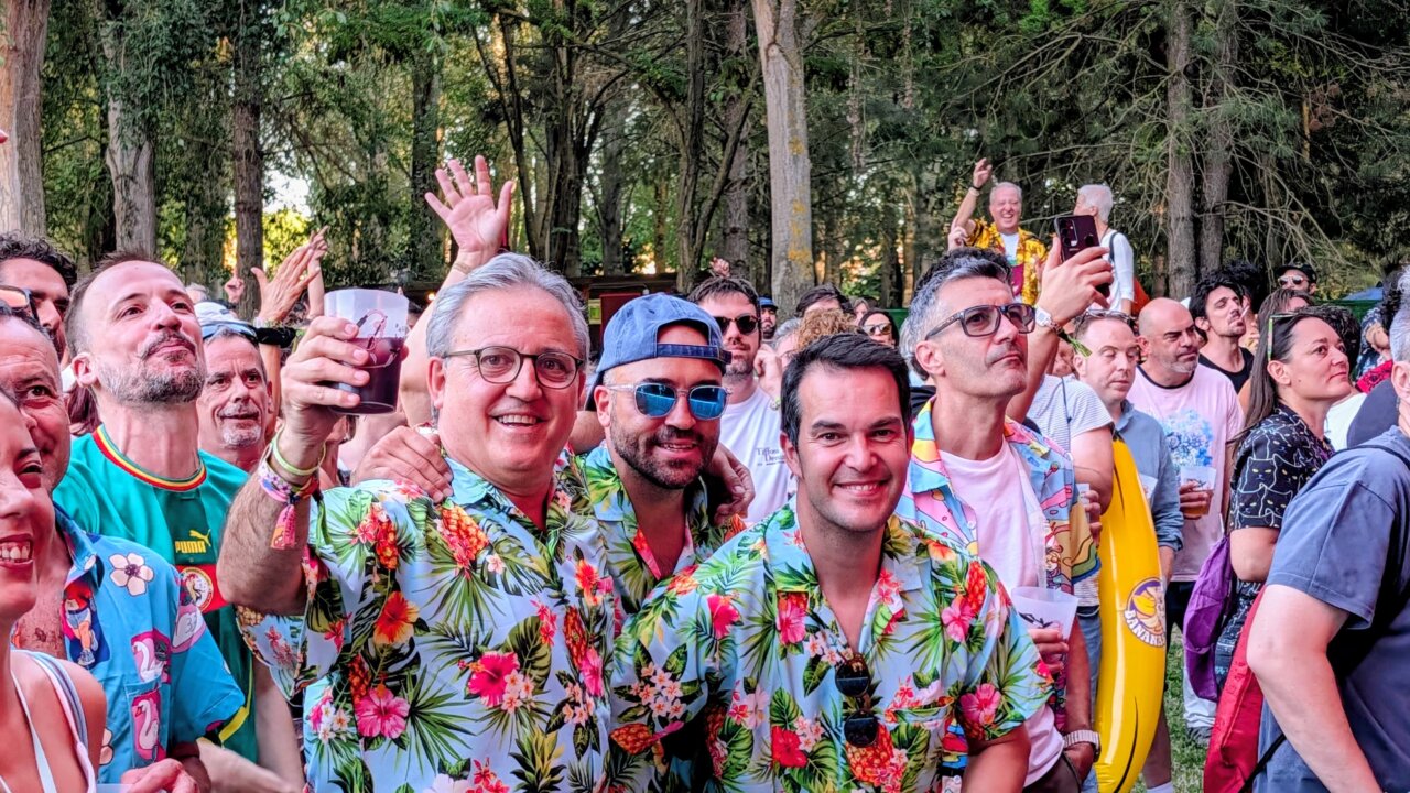 Grupo de amigos disfrutando en el festival Palencia Sonora