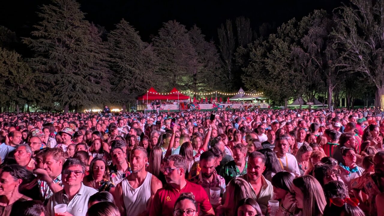 Multitud de personas disfrutando en el festival Palencia Sonora de noche