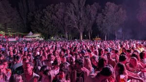Multitud de personas disfrutando en el festival Palencia Sonora