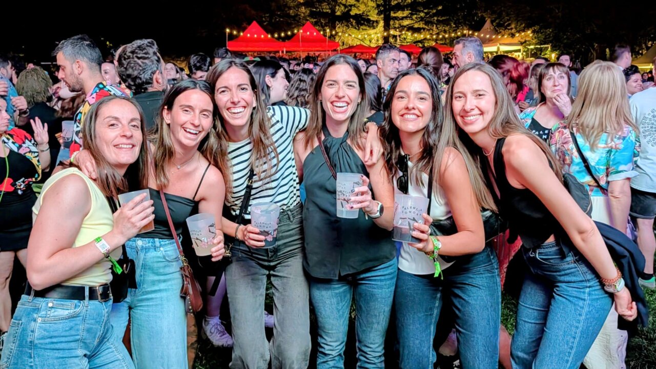 Grupo de amigas sonriendo en el festival Palencia Sonora
