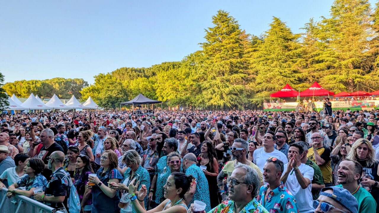 Multitud de personas disfrutando en el festival Palencia Sonora