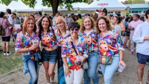 Grupo de personas disfrutando en el festival Palencia Sonora con camisetas coloridas