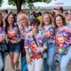 Grupo de personas disfrutando en el festival Palencia Sonora con camisetas coloridas