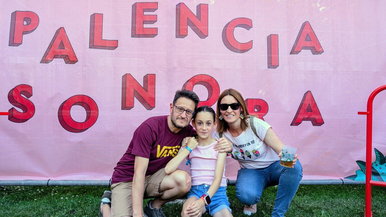 Familia posando frente al cartel del festival Palencia Sonora