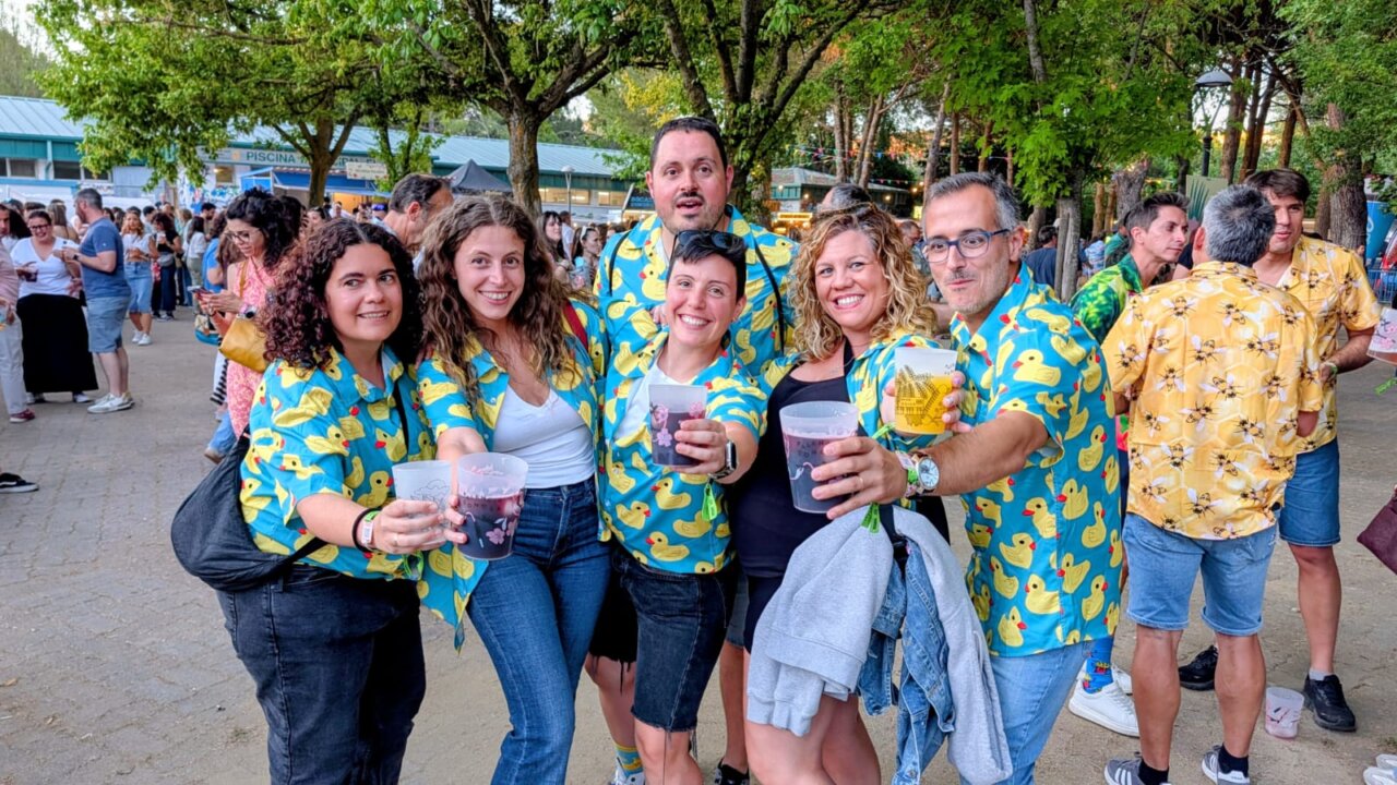 Grupo de personas disfrutando en el festival Palencia Sonora con camisetas coloridas