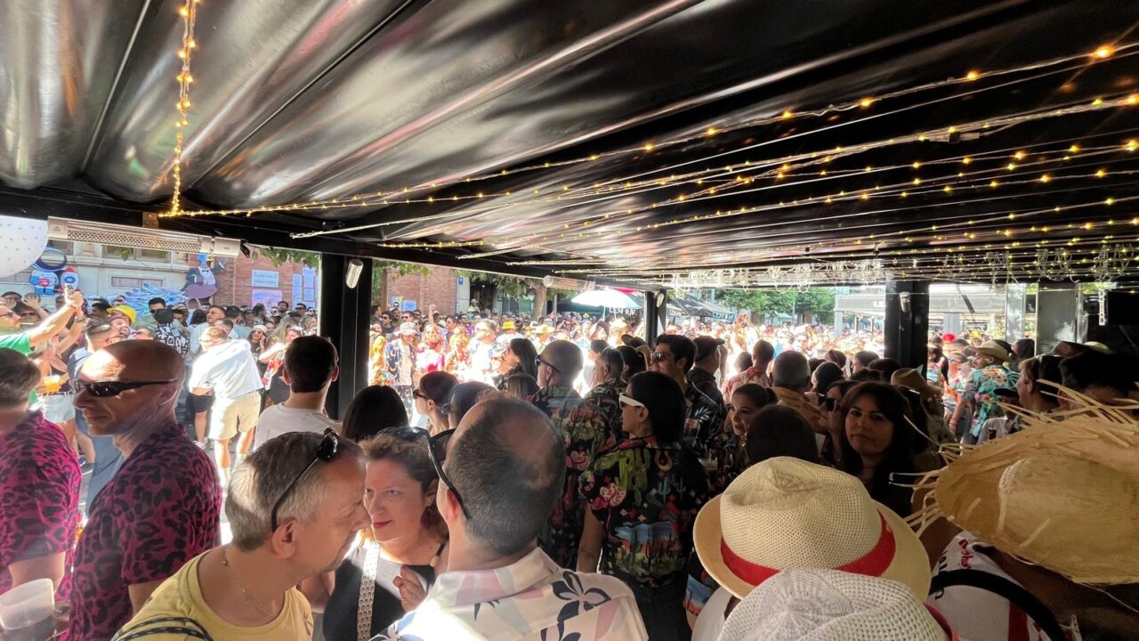 Multitud de personas disfrutando en el festival Palencia Sonora
