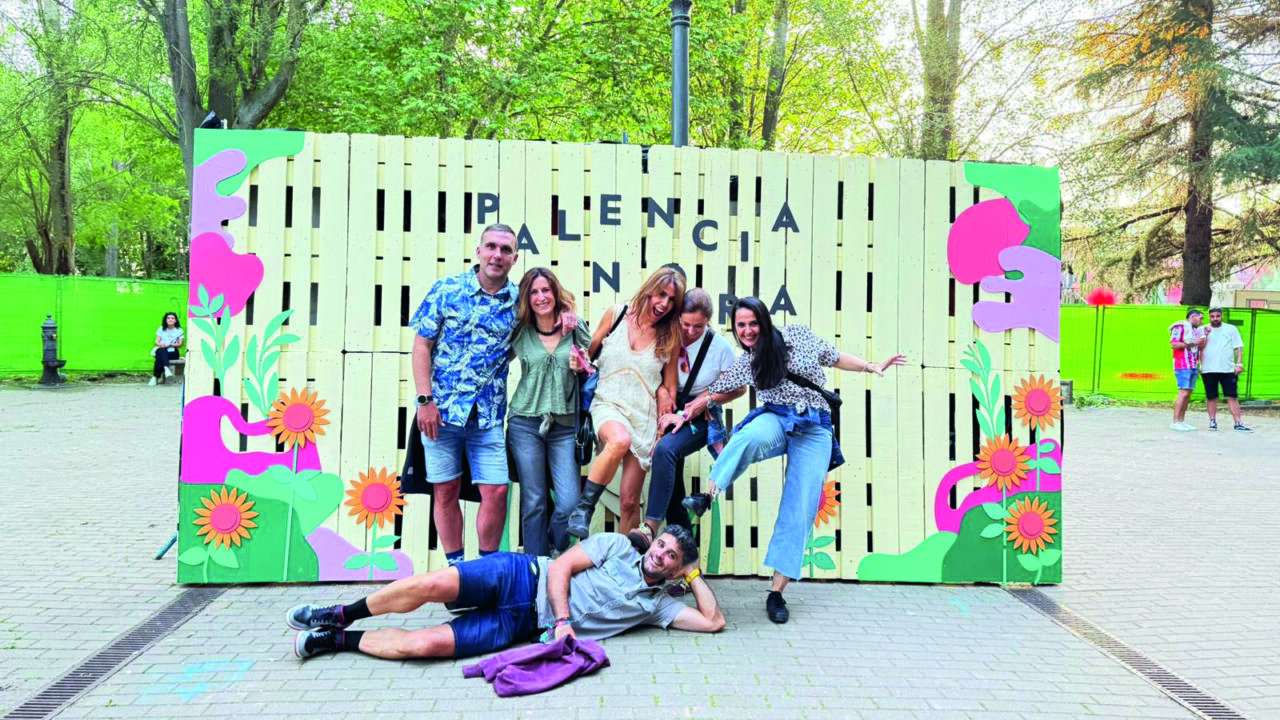 Grupo de amigos posando en el festival Palencia Sonora