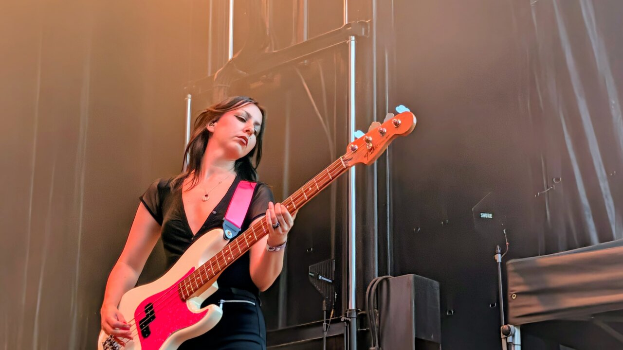 Músico tocando el bajo en el festival Palencia Sonora
