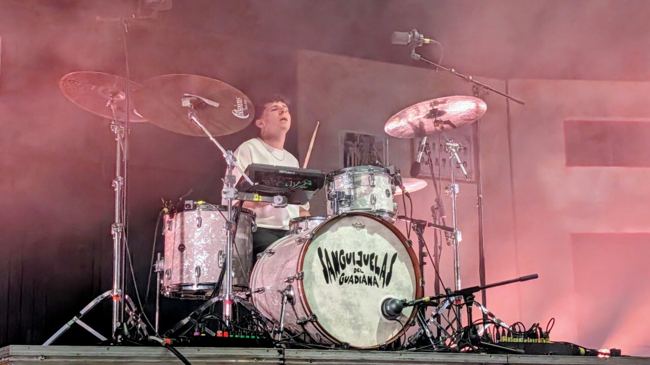 Baterista de la banda Sanguijuelas del Guadiana en un festival