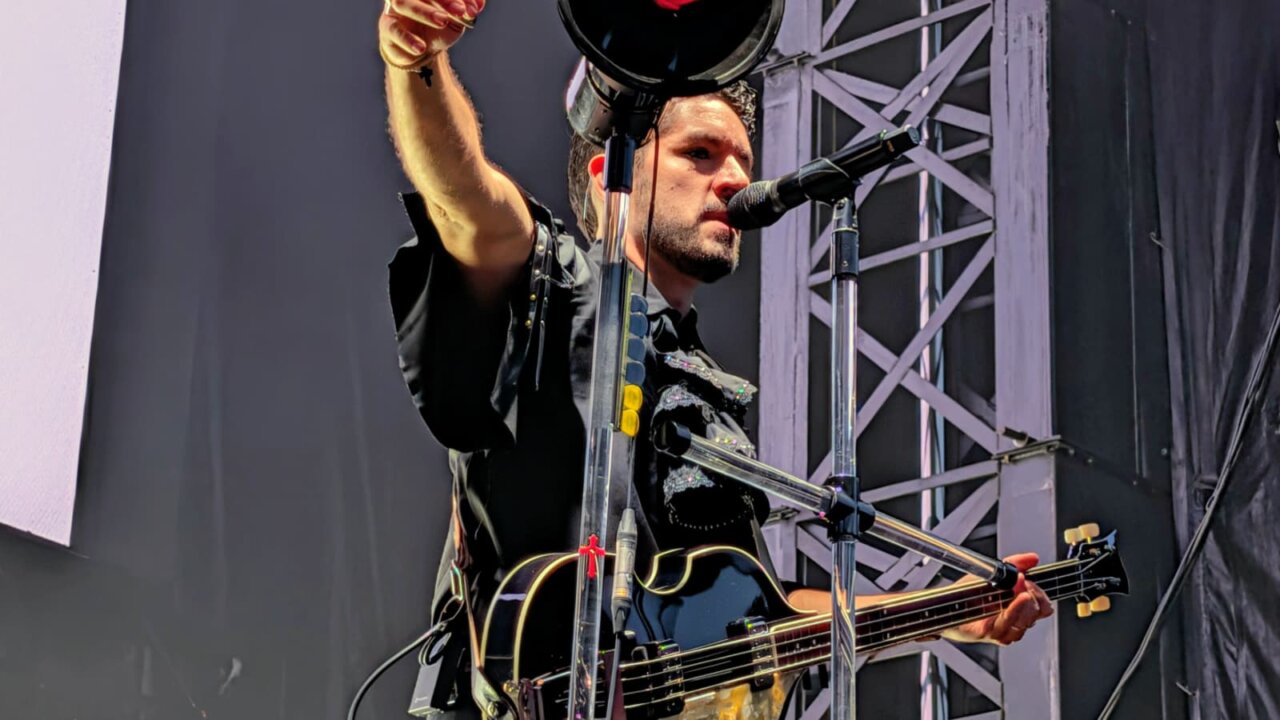 Músico en el escenario durante el festival Palencia Sonora