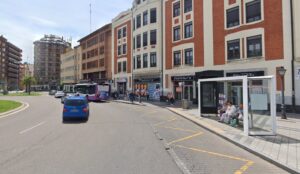 Parada de autobuses en la Plaza de León con hormigón nuevo