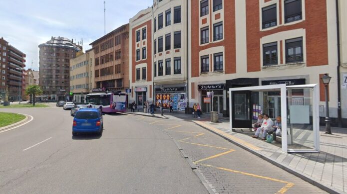 Parada de autobuses en la Plaza de León con hormigón nuevo