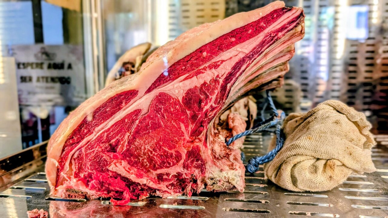 Carne de res Sayaguesa en parrilla del restaurante El Arco