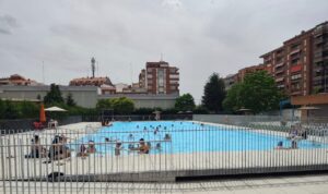 Vista de la piscina del Campo de la Juventud en Palencia con bañistas